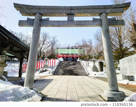 The torii gate and main hall of Otaru Sumiyoshi Shrine in Hokkaido 118368136