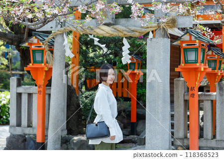 在京都觀光的年輕女子 118368523