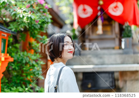 Young woman sightseeing in Kyoto 118368525