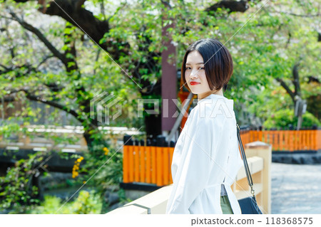 在京都觀光的年輕女子 118368575