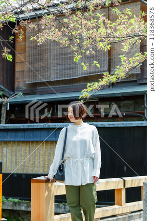 Young woman sightseeing in Kyoto 118368578