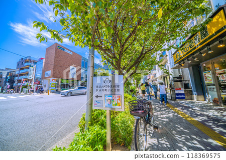 Tokyo cityscape in Japan: The intense heat continues... View of Tokyu Railway's Sakurashinmachi Station and other areas = September 15, 2024 118369575