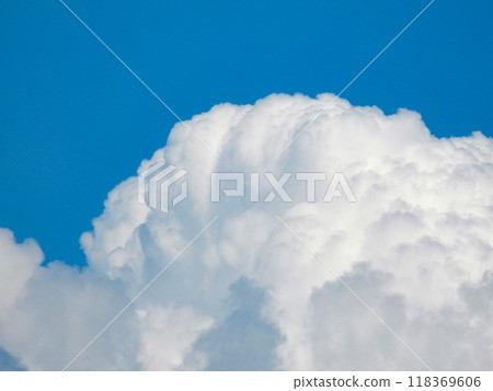 漂浮在藍天上的雲彩 118369606