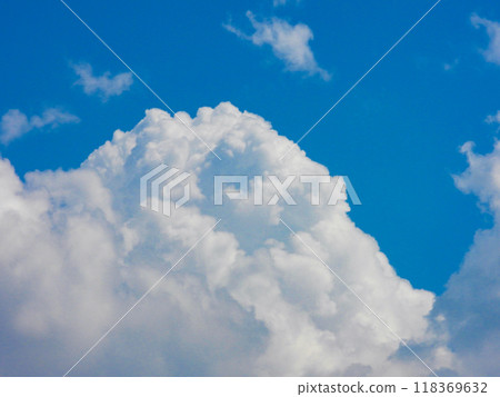 漂浮在藍天上的雲彩 漂浮在藍天上的雲彩 118369632