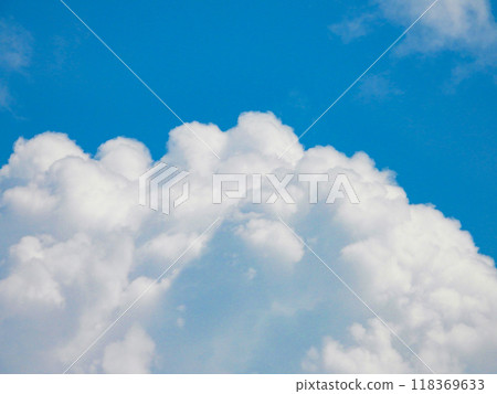 漂浮在藍天上的雲彩 漂浮在藍天上的雲彩 118369633