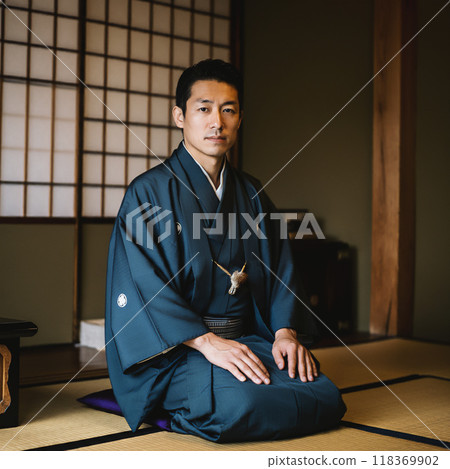 一個穿著和服的男人坐在日式房間裡 118369902