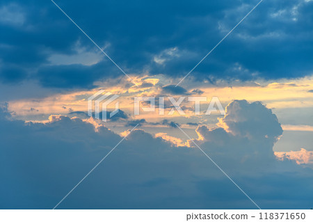 仲夏夕陽的雲彩在遠處可見 仲夏夕陽的雲彩在遠處可見 118371650