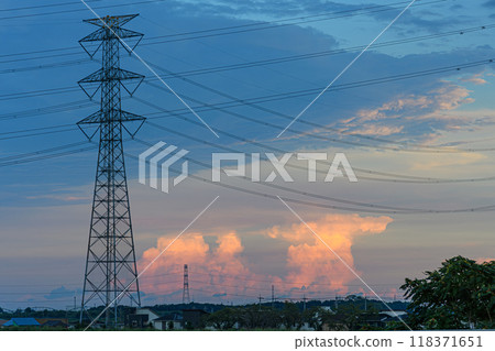 仲夏夕陽的雲彩在遠處可見 仲夏夕陽的雲彩在遠處可見 118371651