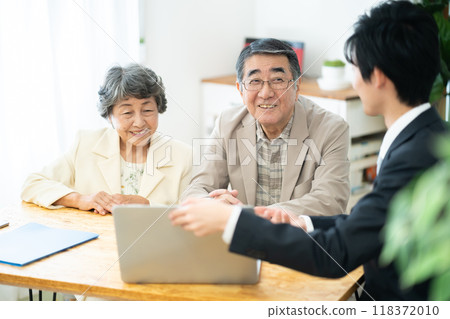 一對老年夫婦正在諮詢裝修事宜。 118372010