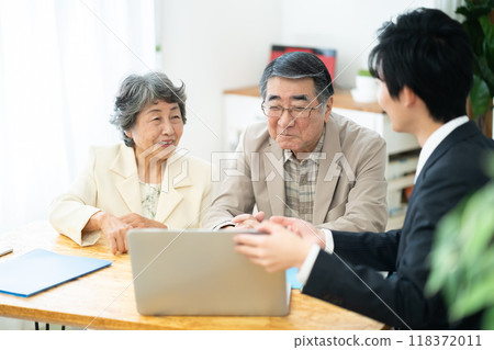 一對老年夫婦正在諮詢裝修事宜。 一對老年夫婦正在諮詢裝修事宜。 118372011