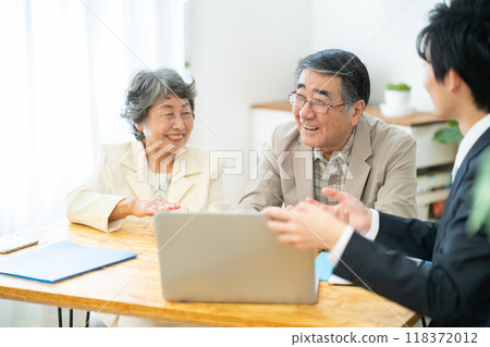 一對老年夫婦正在諮詢裝修事宜。 一對老年夫婦正在諮詢裝修事宜。 118372012
