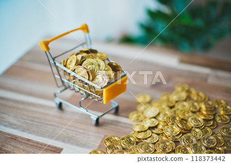 裝滿金幣的購物車 裝滿金幣的購物車 118373442