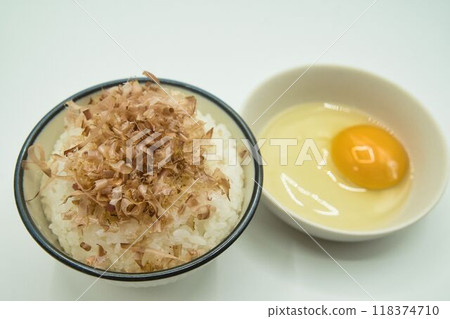 鰹魚片、米飯和生雞蛋 鰹魚片、米飯和生雞蛋 118374710