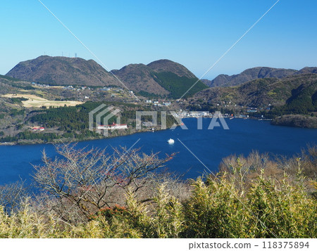Lake Ashi in winter as seen from Yamabushi Pass in Hakone Lake Ashi in winter as seen from Yamabushi Pass in Hakone 118375894