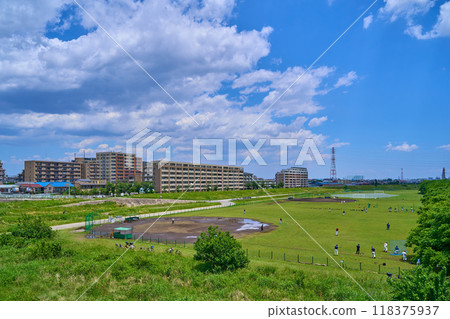 從東京府中市是政大橋眺望是政棒球場和公寓大樓 118375937