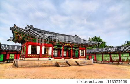 Traditional architecture of Gyeongbokgung Palace in Seoul, South Korea Traditional architecture of Gyeongbokgung Palace in Seoul, South Korea 118375968