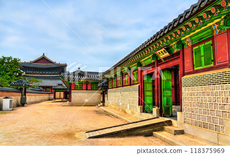 Traditional architecture of Gyeongbokgung Palace in Seoul, South Korea 118375969