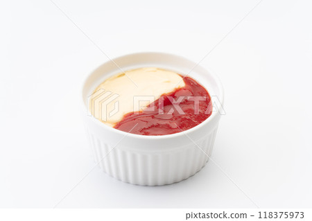 番茄醬和蛋黃醬放入 cocotte 盤中 番茄醬和蛋黃醬放入 cocotte 盤中 118375973