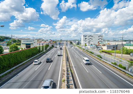 Scenery around Urawa on the Tohoku Expressway in Saitama Prefecture 118376046