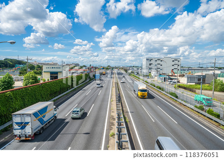 Scenery around Urawa on the Tohoku Expressway in Saitama Prefecture 118376051
