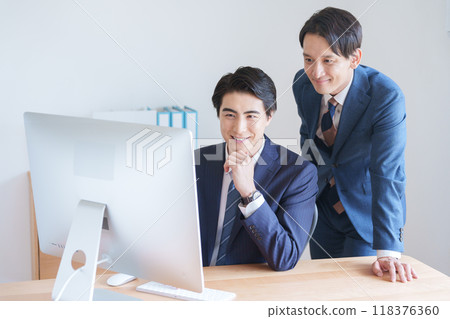 Business person working in the office Business person working in the office 118376360