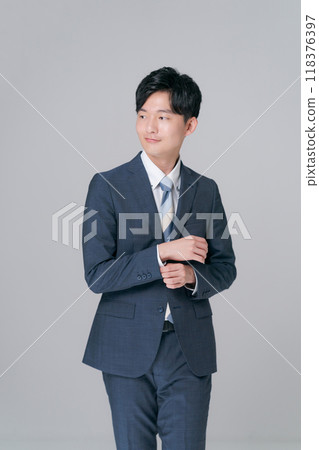 一個穿西裝的年輕人 一個穿西裝的年輕人 118376397