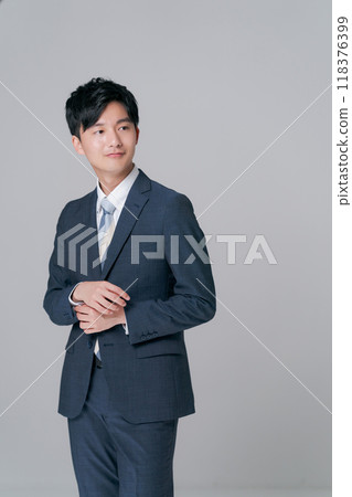 一個穿西裝的年輕人 一個穿西裝的年輕人 118376399