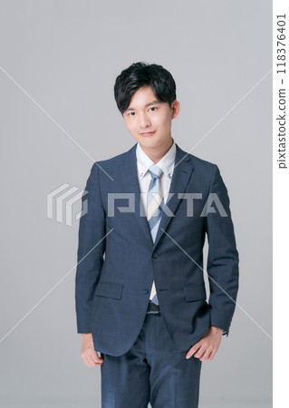 一個穿西裝的年輕人 一個穿西裝的年輕人 118376401