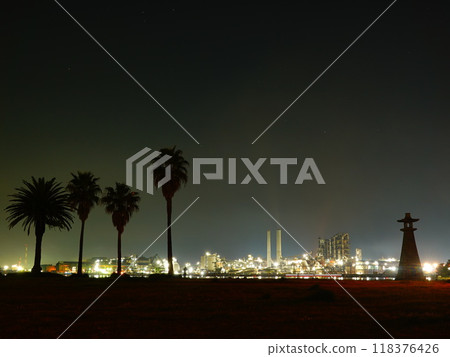 從山口縣周南市晴海水上樂園欣賞德山工廠夜景 從山口縣周南市晴海水上樂園欣賞德山工廠夜景 118376426
