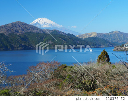 Lake Ashi and Fuji in winter as seen from Hakone Onshi Park 118376452