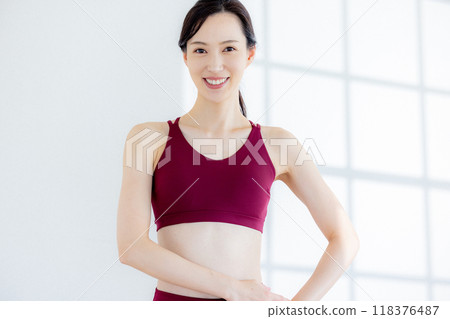 穿著瑜珈服的女人 118376487