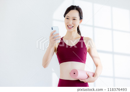 Woman wearing yoga wear 118376493