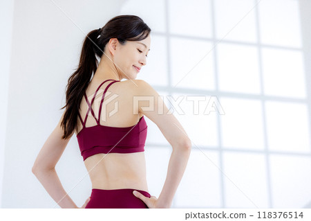 Woman wearing yoga wear 118376514