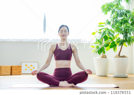 做瑜伽的女人 118376551