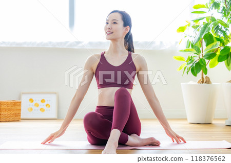 Women who exercise 118376562