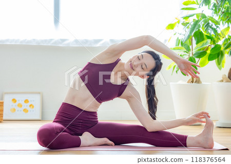 Women who exercise Women who exercise 118376564
