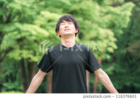 穿著運動服的年輕人深呼吸(森林浴、紓壓、改變節奏、早晨活動、暖身運動、日光浴) 穿著運動服的年輕人深呼吸(森林浴、紓壓、改變節奏、早晨活動、暖身運動、日光浴) 118376601