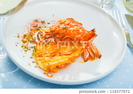 Cleaved roasted prawns Cleaved roasted prawns 118377072
