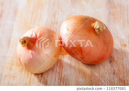 Whole fresh onion bulbs Whole fresh onion bulbs 118377081