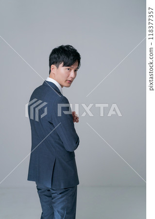 一個穿著西裝的男人的後視圖 118377357