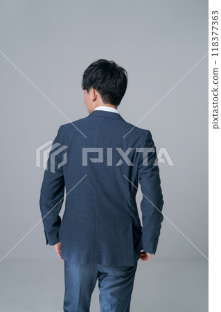 一個穿著西裝的男人的後視圖 118377363