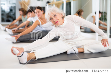 senior, woman, exercise 118377533