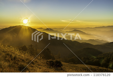 Sunrise and rays of light from the top of Shiratani-no-maru mountain in Otsuki City 118378120
