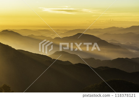 大月市白谷丸山頂的朝陽與光芒 118378121
