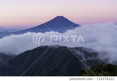 大月市:從金星帶的白谷丸山和富士山頂看到的黎明時分的雲海 大月市:從金星帶的白谷丸山和富士山頂看到的黎明時分的雲海 118378122