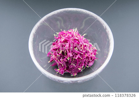 Boiled chrysanthemums served in a glass bowl 118378326