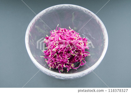 菊花 ohitashi 裝在玻璃碗裡 菊花 ohitashi 裝在玻璃碗裡 118378327