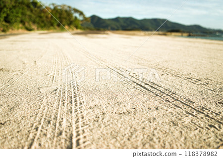 海灘停車場沙上留下的輪胎痕跡 海灘停車場沙上留下的輪胎痕跡 118378982
