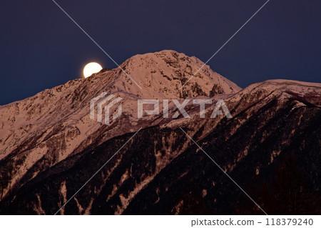 The full moon setting over Kitadake at dawn as seen from Yashajin Pass 118379240