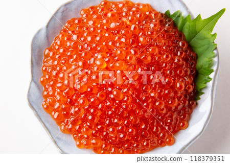 白色背景上的新鮮鮭魚子 白色背景上的新鮮鮭魚子 118379351
